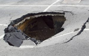 چگونه وقوع گودال‌های فرونشست را پیش‌بینی کنیم